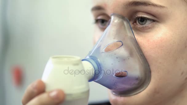 她脸上的面具吸入哮喘问题的女孩 — 图库视频影像