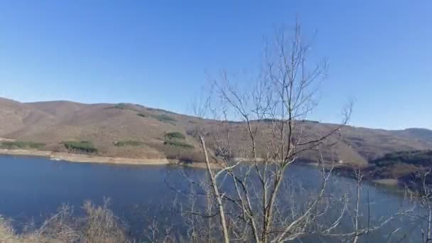 Conducción Coches Carretera Largo Del Lago Las Montañas — Vídeo de stock