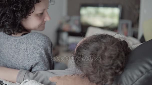Giovane Madre Figlia Malata Letto Scambiare Emozioni Baciare Abbraccio — Video Stock