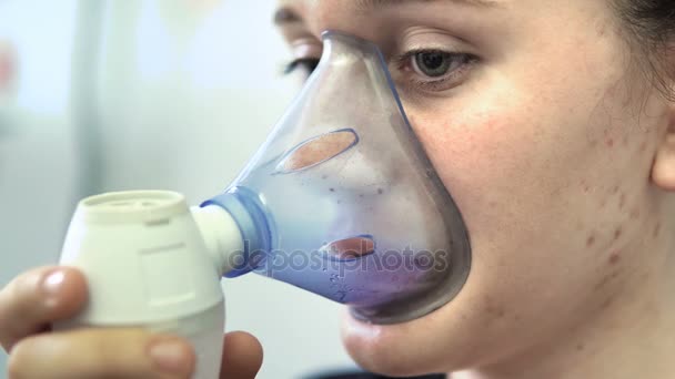 Flicka Med Astma Problem Att Göra Inandning Med Mask Hennes — Stockvideo