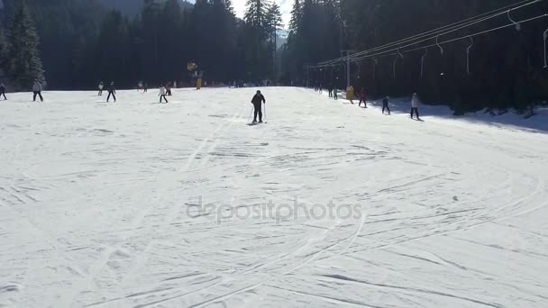 Лижний Спортсмен Спускається Взимку Повільним Рухом — стокове відео
