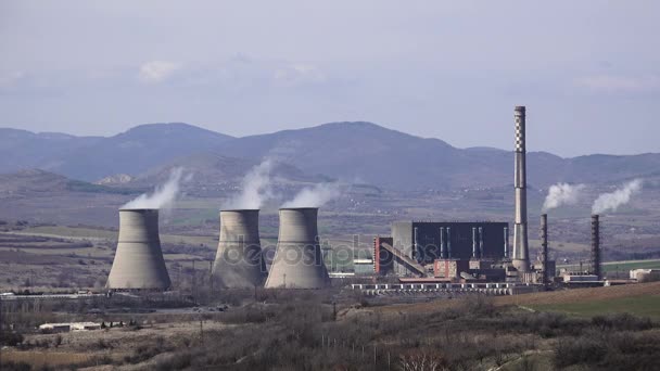 Baca Santral Dağları Arka Plan Üzerinde Gelen Duman — Stok video