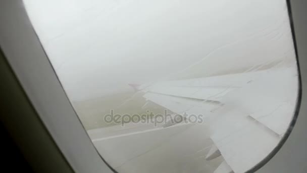 雨の日に空港から離陸する航空機 — ストック動画