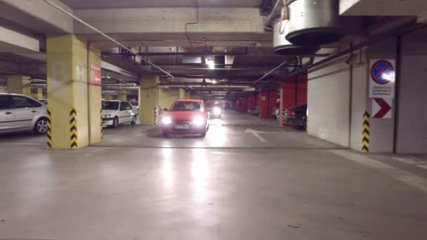 Autorijden Ondergrondse Parkeergarage Van Groot Winkelcentrum Centrum Garage Gezoneerd Plaatsen — Stockvideo