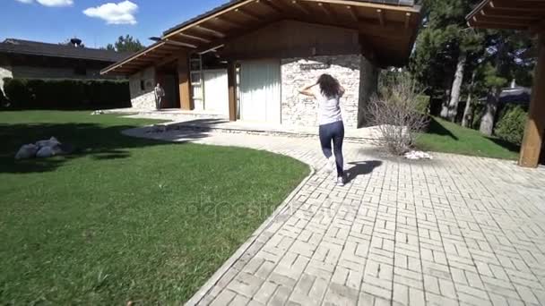 Adolescent Courant Pour Saluer Mère Après Son Arrivée Maison Après — Video