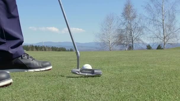 男子ゴルフ選手がスローモーションでボールの打撃練習のローアングル — ストック動画