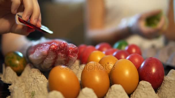 Κορίτσια Ζωγραφική Αυγά Του Πάσχα Στην Κουζίνα — Αρχείο Βίντεο