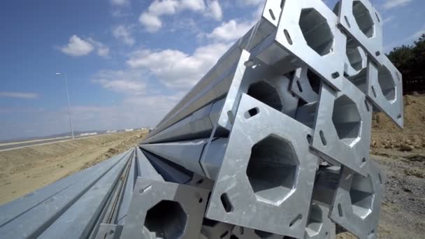 Zbliżenie Lekkie Słupy Aluminiowe Leżące Poboczu Drogi — Wideo stockowe