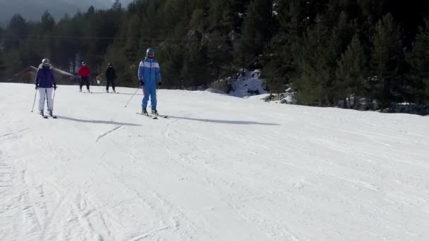 Pov Pessoas Esquiando Encosta Estância Esqui Bansko — Vídeo de Stock