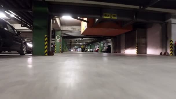 Besturen Van Auto Ondergrondse Parkeergarage Van Groot Winkelcentrum Centrum Garage — Stockvideo