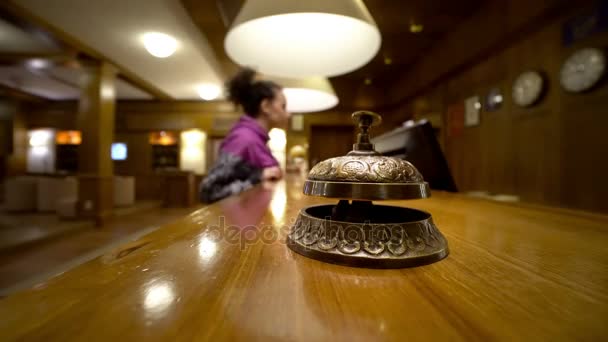 Otel Resepsiyonu Çan Iterek Üzerinde Kadın Ziyaretçi — Stok video