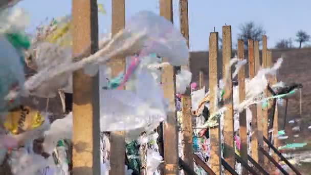 Χτύπημα Του Ανέμου Σχετικά Πλαστικές Σακούλες Στο Μεταλλικό Φράχτη Μόλυνση — Αρχείο Βίντεο