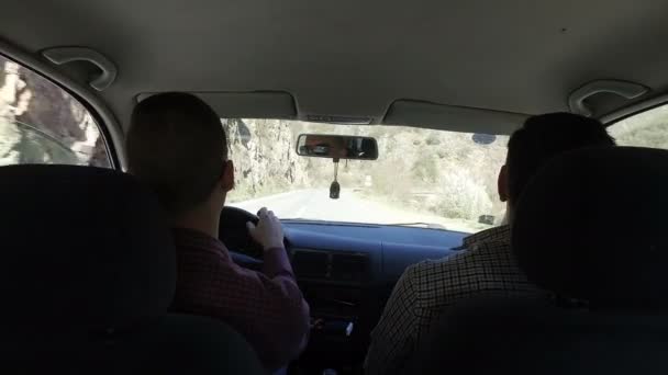 Homens Dirigindo Carro Longo Estrada Rural País Sob Colinas — Vídeo de Stock