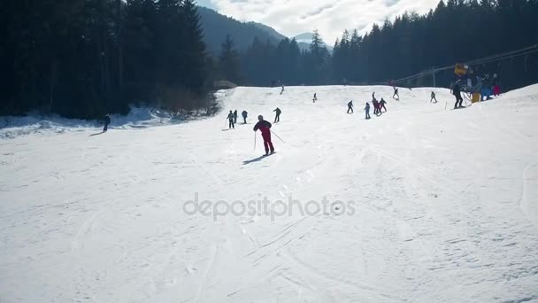 Skieur Fait Des Allers Retours Descendant Une Montagne Couverte Poudre — Video