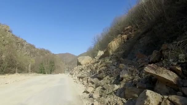 Video Camino Asfalto Con Piedras Cantos Rodados Borde Carretera Bajo — Vídeo de stock