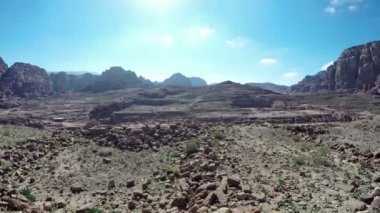 Petra dağlar Ürdün mavi gökyüzü altında görünümü