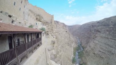 Nehri Vadisi Teras Manastırı görünümünü Dağları arka plan üzerinde 