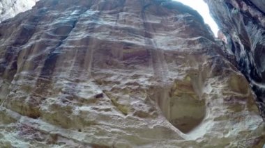 Antik kenti Petra Ürdün, UNESCO Dünya Miras Listesi. Turistik güzergah boyunca Kanyon ve kayalıklarla.