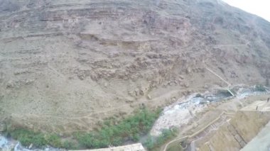 Nehri Vadisi Teras Manastırı görünümünü Dağları arka plan üzerinde 