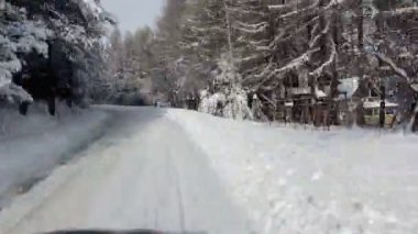 Karda sürüş Timelapse dağ yolu kapalı