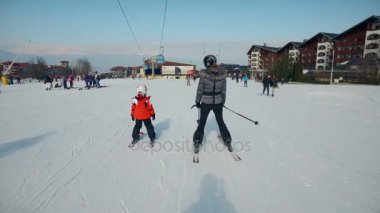 Anne ve kış tatil Kayak dauter arkadan görünüm