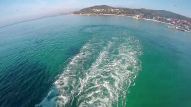 Mount Athos ile arka plan üzerinde seyir büyük teknenin arka görünüm