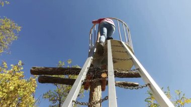 Orman gözlem noktasından aşağı kız