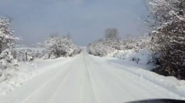 Kar kaplı dağ yolda sürüş