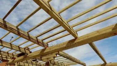 Çatı mavi gökyüzü karşı yeni ahşap İnşaat