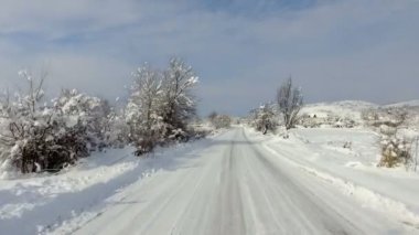 Sevk üstünde yol dağlar arka plan üzerinde kar yağışı sonra 
