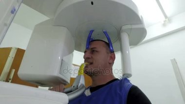 Klinikte panoramik Xray makinasıyla hasta