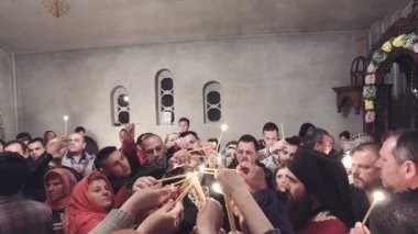 Bilinmeyen insanlar kutsal Kudüs'ten Ortodoks Paskalya kutlamaları sırasında getirdi yangından mum.