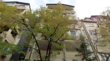 Binalar ve yeşil ağaçlar sürüş görünümü