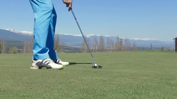Bajo Ángulo Jugador Golf Masculino Practicando Golpear Bola Cámara Lenta — Vídeos de Stock