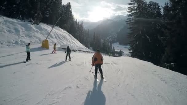 Punto Vista Gente Esquiando Pendiente Estación Esquí Bansko — Vídeo de stock