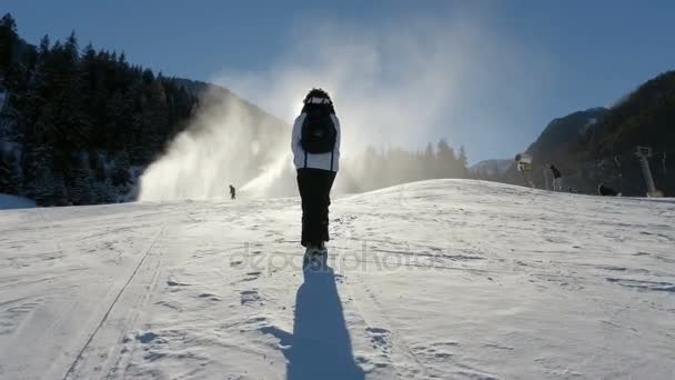 Actividades Desportivas Inverno Mulher Caminhante Caminhadas Com Mochila Sapatos Neve — Vídeo de Stock