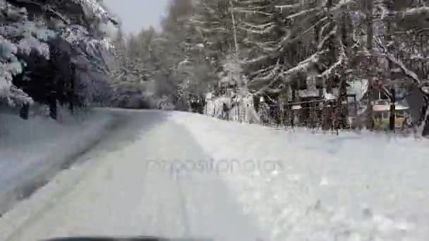 Timelapse Van Het Rijden Sneeuw Bedekt Bergweg — Stockvideo