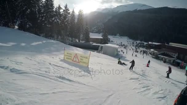 Pov Der Skifahrer Auf Dem Hang Des Skigebietes Bansko — Stockvideo