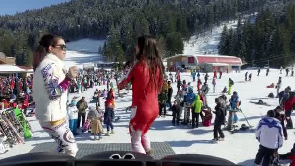 Dos Chicas Esquí Bailando Una Fiesta Aire Libre Bansko Bulgaria — Vídeo de stock