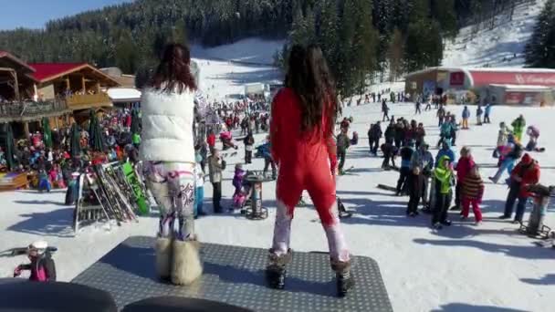 Две Лыжные Девушки Танцуют Открытой Сцене Банско Болгария — стоковое видео