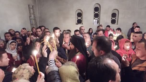 Neznámí Lidé Osvětlení Svíčky Svatý Oheň Přinesl Jeruzaléma Během Oslavu — Stock video