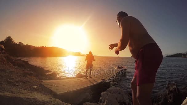 Giocare Frisbee Sulla Spiaggia Tramonto Tropicale — Video Stock