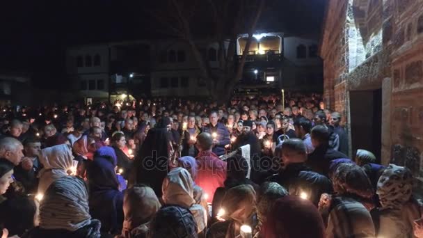 Atto Culto Gente Affollata All Ingresso Monastero Lesnovo Veglia Pasquale — Video Stock