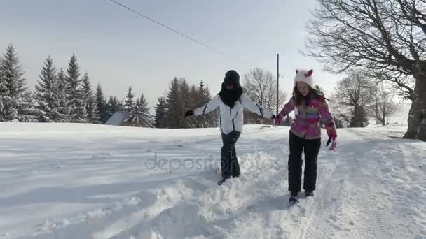 Familia Feliz Madre Hija Paseo Invernal Naturaleza — Vídeos de Stock