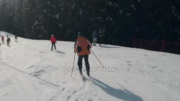 Pov Людей Катающихся Лыжах Склоне Горнолыжного Курорта Банско — стоковое видео