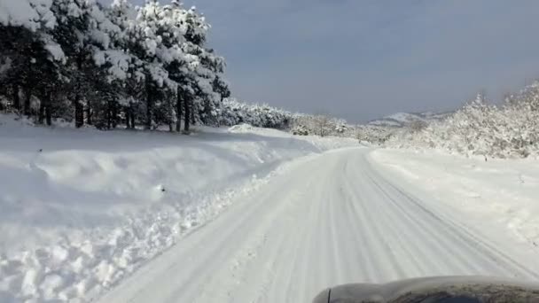 Conducir Por Carretera Montaña Cubierta Nieve — Vídeos de Stock
