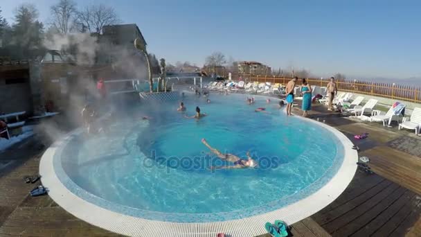Menschen Schwimmen Thermalbad — Stockvideo