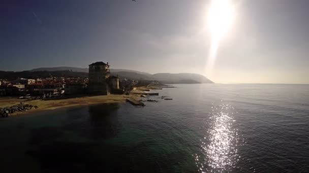 Башня Фосфори Уранополисе Фоне Сияющего Солнца — стоковое видео