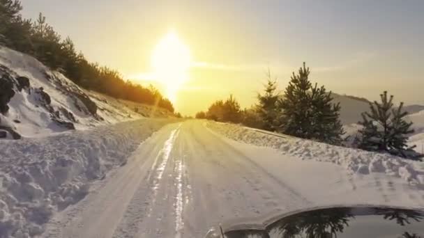 Conducir Por Carretera Montaña Cubierta Nieve — Vídeo de stock