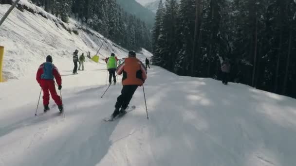 Pov Άνθρωποι Σκι Στην Πλαγιά Του Χιονοδρομικό Κέντρο Μπάνσκο — Αρχείο Βίντεο